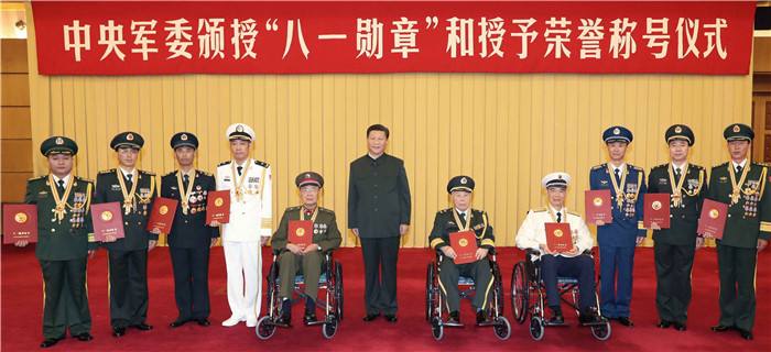 2017年7月28日，中央军委颁授“八一勋章”和授予荣誉称号仪式在北京八一大楼隆重举行。中共中央总书记、国家主席、中央军委主席习近平向“八一勋章”获得者颁授勋章和证书，向获得荣誉称号的单位颁授奖旗。这是习近平同获得“八一勋章”的同志集体合影。